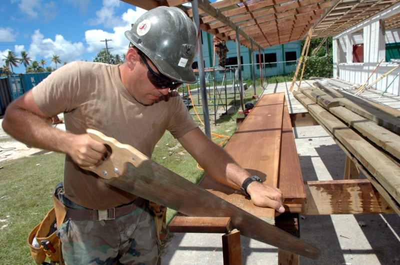 ebeniste-LA VALETTE DU VAR-min_worker_construction_building_carpenter_male_job_build_helmet-893290